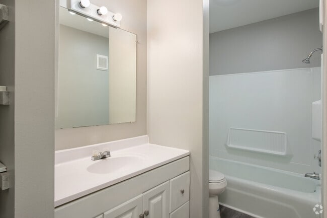 1BR, 1BA - 740SF