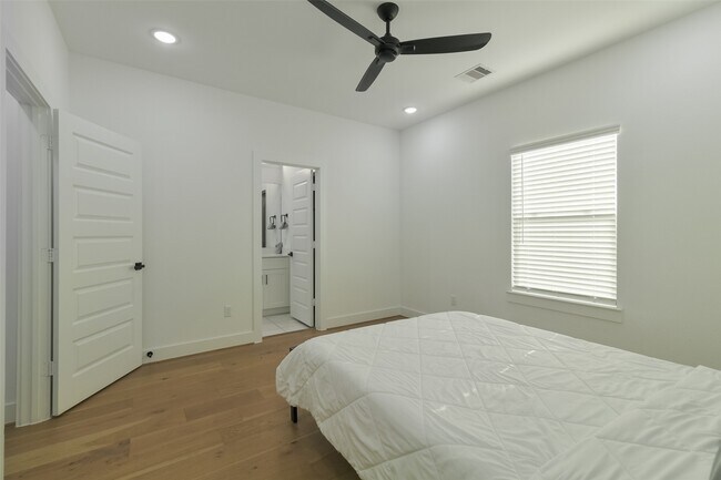 Building Photo - 316 Thornton Rd