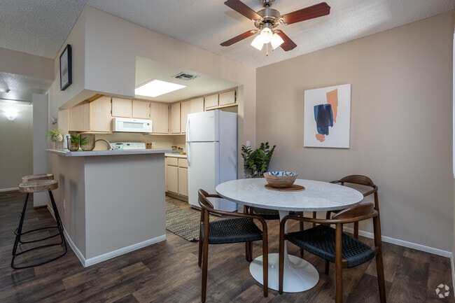 2BR, 2BA - 1,009SF