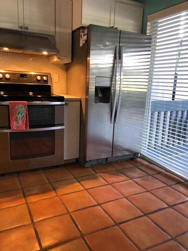 Building Photo - 1515 NE Beacon Dr Unit 603