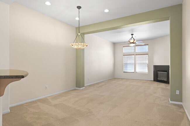 Photo - MOVE IN SPECIAL!!! Act Fast: Charming Tow... Casa Adosada