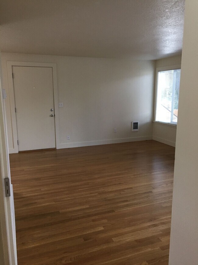 Photo - Ainsworth Mid-Century Arbor Lodge Universi... Apartment Unit 5