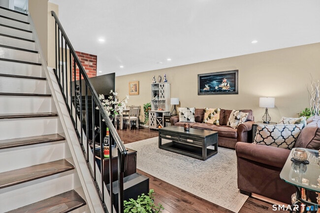 Building Photo - 14 1/2 Fairview Ave Unit B3