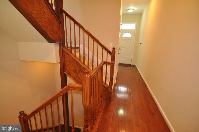 entry hallway - 504 N Chester St Casa Adosada