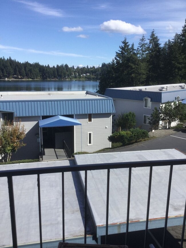 Building Photo - 924 Shorewood Dr