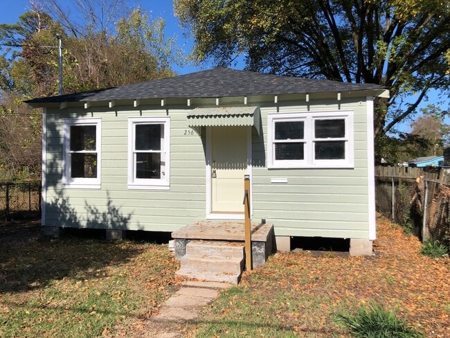 Building Photo - Nice 2 bedroom/1.5 bathroom house with fully fenced yard!