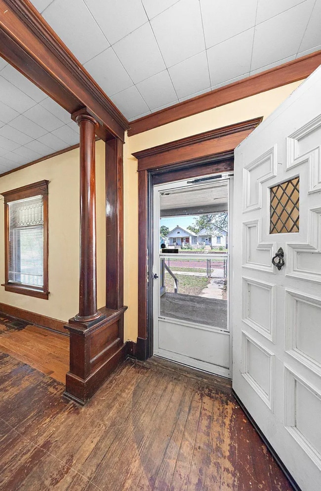 Photo - 537 E Ave B