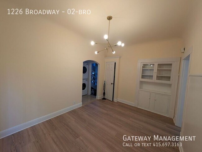 Building Photo - 1226 Broadway-02-bro Unit 02-bro Rental