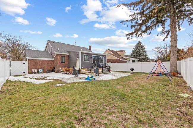 Photo - 17-11 Berdan Ave