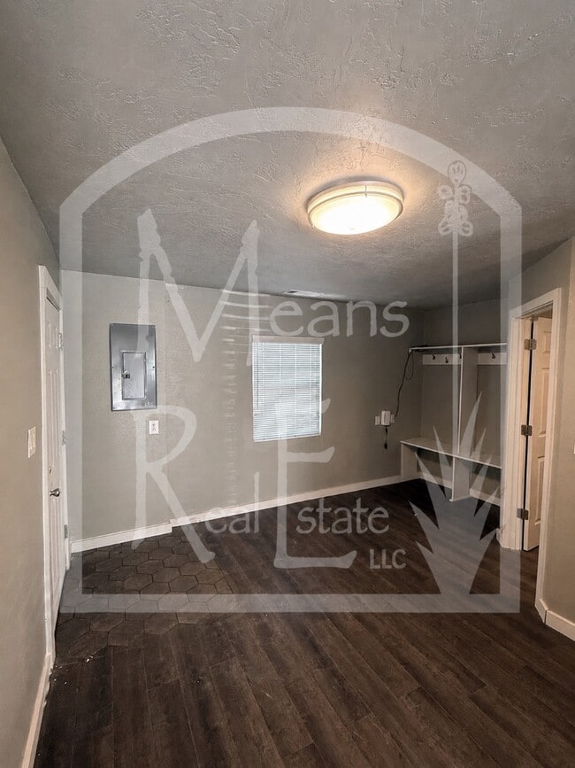 Photo - 608 Welshire St