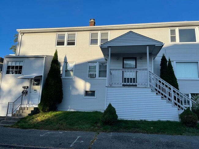Building Photo - 100 Pilgrim Ave Unit b