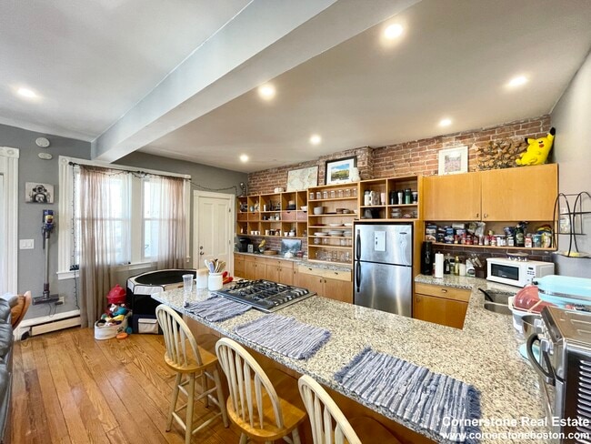 Building Photo - 18 Sunset St Unit 3