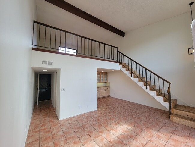 Photo - HUGE UPPER 1BD/1.5BA CONDO WITH LOFT, PARKING LAUNDRY AND 2 PRIVATE BALCONIES!! Unidad 403