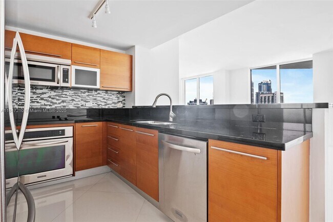 Building Photo - 253 NE 2nd St Unit 3602 Rental