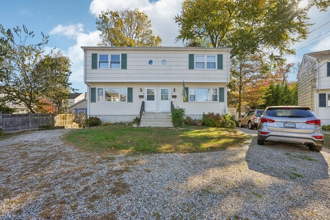 Building Photo - 17 Locust St