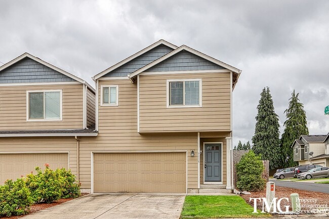 Building Photo - 3 Bedroom/2.5 Bath With Fenced Backyard, W/D Included, and AC!