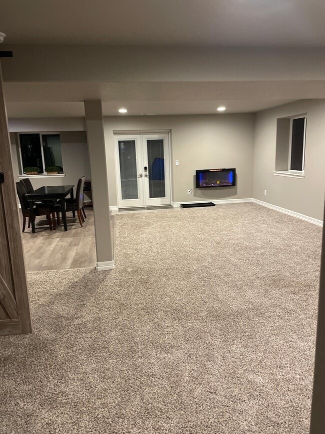 Oversized living room w/electric fireplace - 5383 Homeward Dr