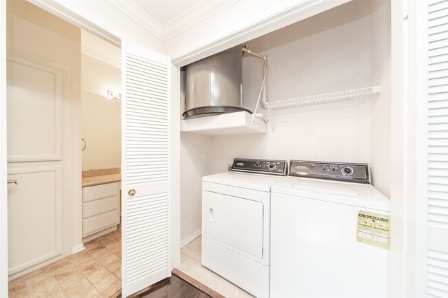 Building Photo - 2100 Welch St Unit C212