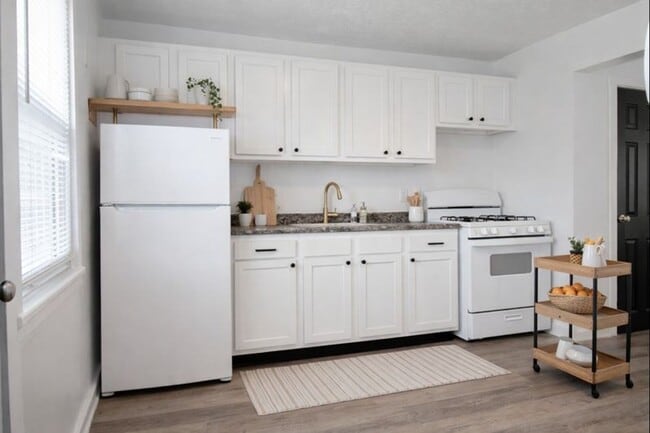 Building Photo - Three Bedroom Townhouse - With Central Air! Apply now~