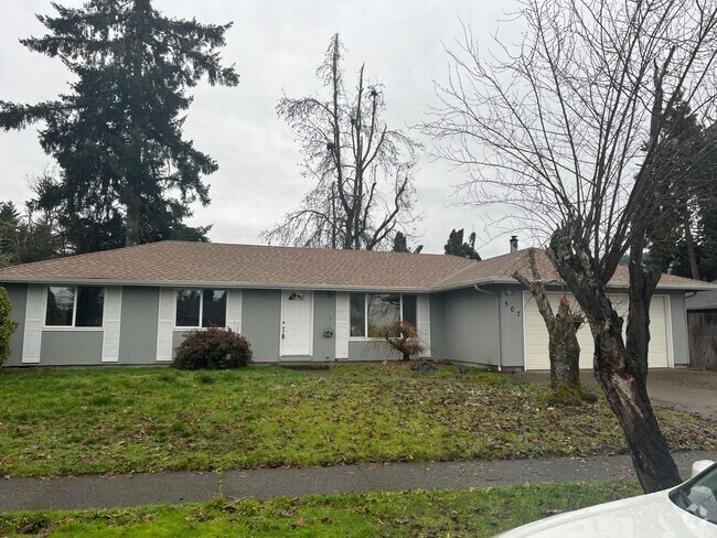 Building Photo - Recently updated Rental