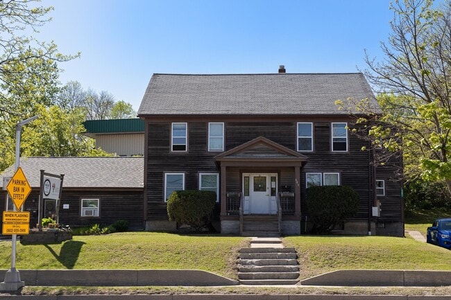 Building Photo - 486 Main St Unit B