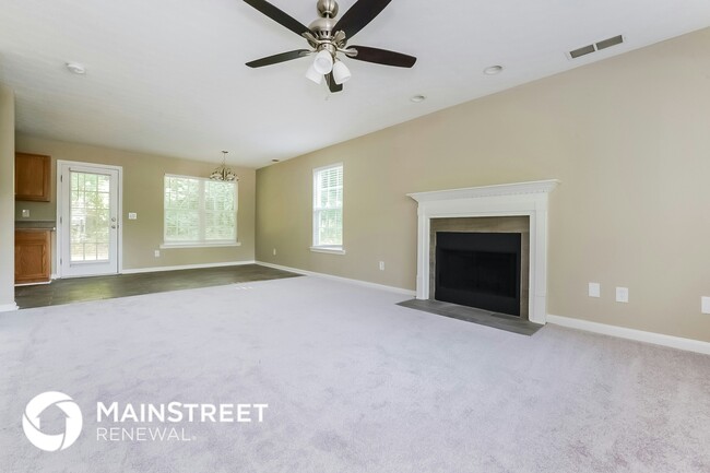 Photo - 405 Hawthorne Cir