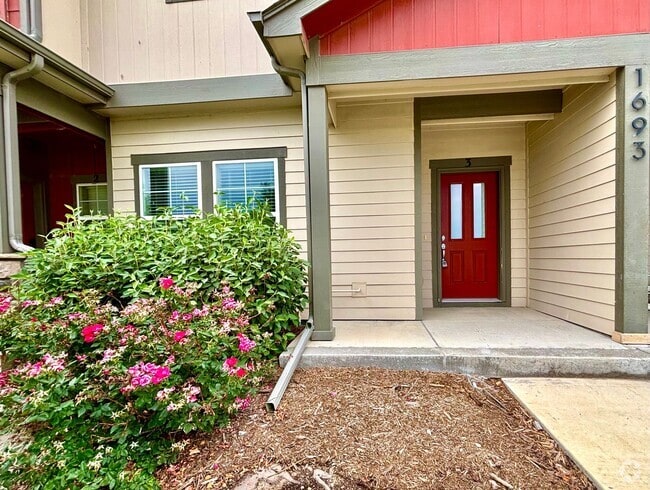 Building Photo - Beautiful 3 bed, 3 bath Townhome in West W...