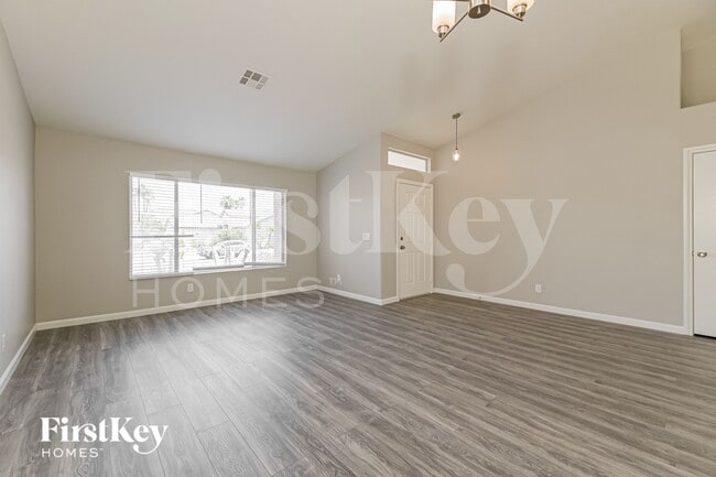 Photo - 727 Triple Crown St