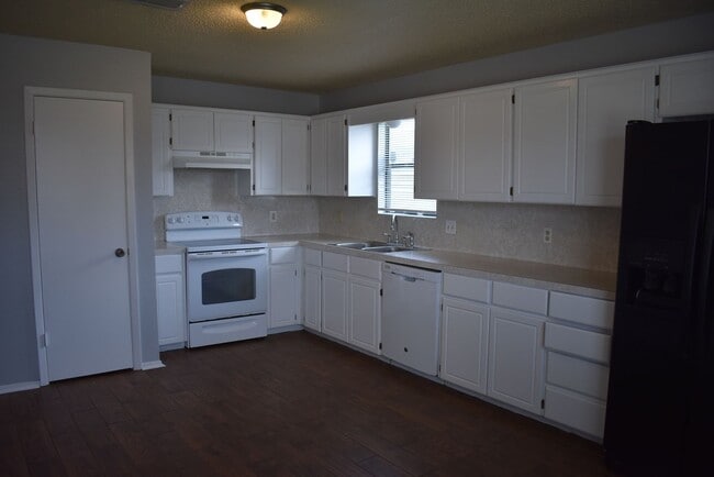 Photo - Cute Home - 3 Bedroom, 2 bath with No carpet