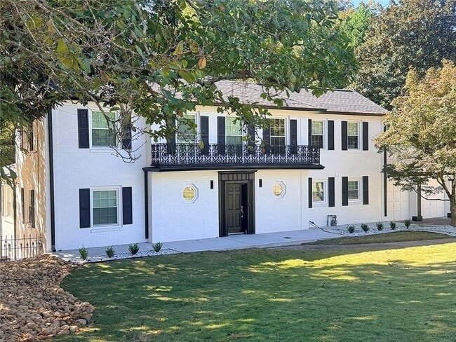 Building Photo - 200 W Paces Ferry Rd NW