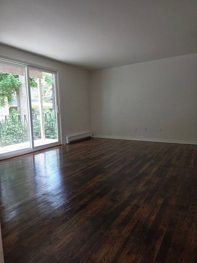 Building Photo - 2 bedroom upper Unit CA519C