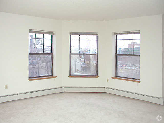 Sala de estar de dos dormitorios y dos baños