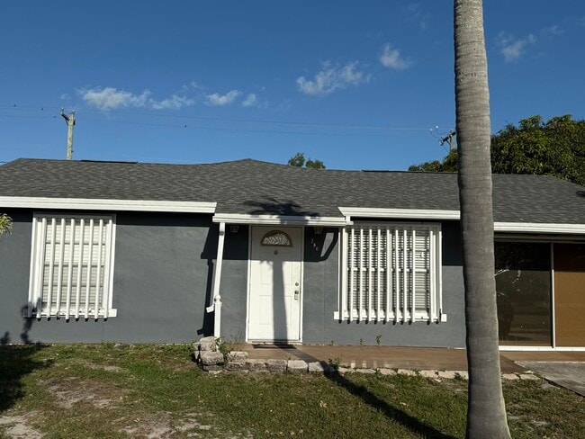 Photo - 280 NW Airoso Blvd House