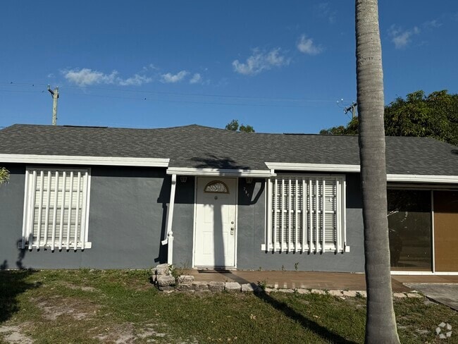 Building Photo - 280 NW Airoso Blvd Rental