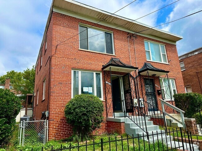 Building Photo - Charming 3-bedroom, 1.5-bathroom! Pets Wel... Rental