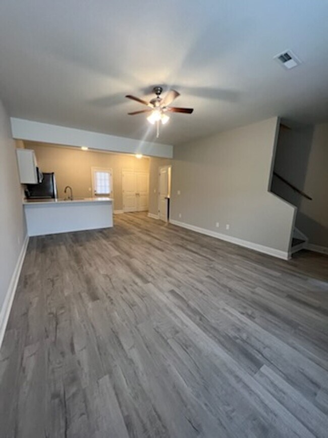 Photo - New Construction   $100$ off FIRST MONTHS ... Unidad H