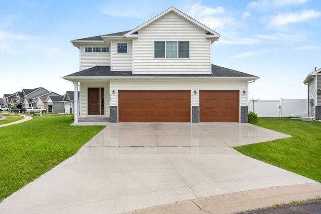 Building Photo - 4 Bed 2.5 Bath Single Family Home