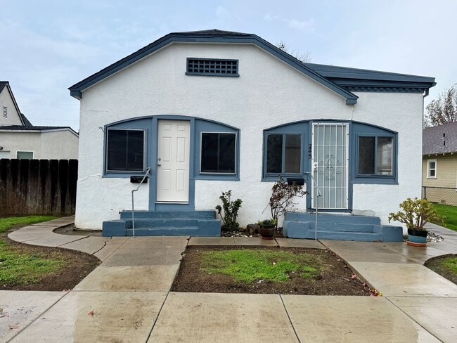 Building Photo - 1 Bedroom 1 Bath Duplex!