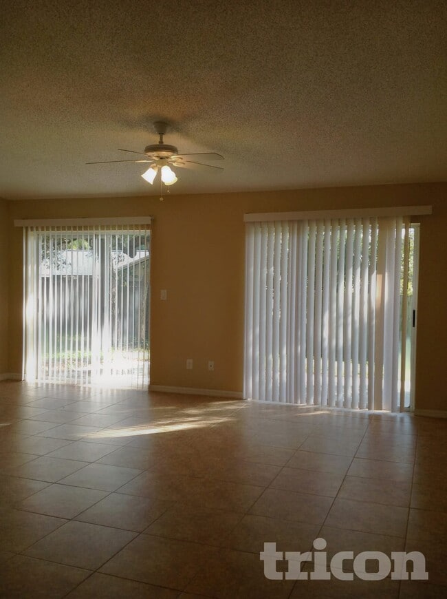 Photo - 1009 Jamaica Way