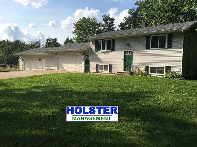 Building Photo - 3-bedroom Home on Private Country Lot with 2 acres & 4-car garage