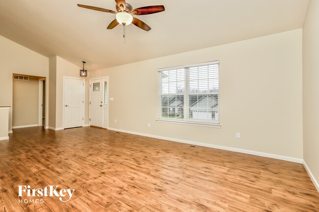 Photo - 415 Bittersweet Dr