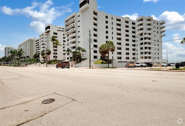 Building Photo - 6830 Indian Creek Dr Unit 7E Rental