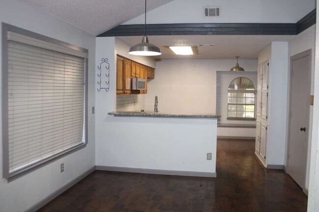 Photo - 915 W Lovers Ln