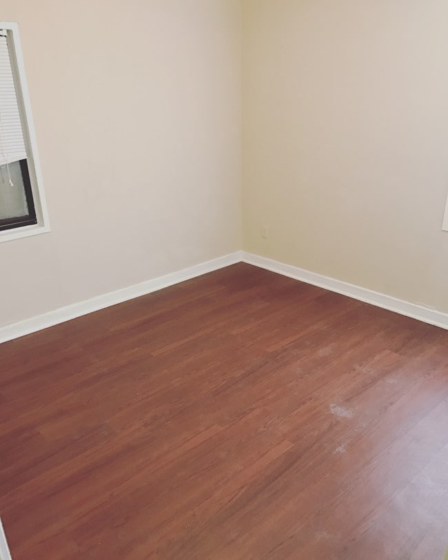 Photo - Thompson Court Apartments
