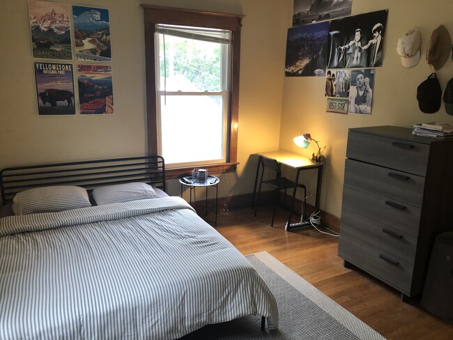 Large bedrooms - 1117 Foster St House