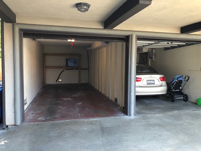 garage on the left is for occupant. it is big - 2118 Ernest Ave Apartamentos Unidad B