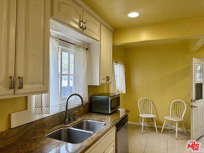 Photo - 1252 Burnside Ave