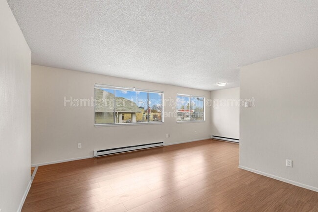 Photo - 911 E Bridgeport Ave