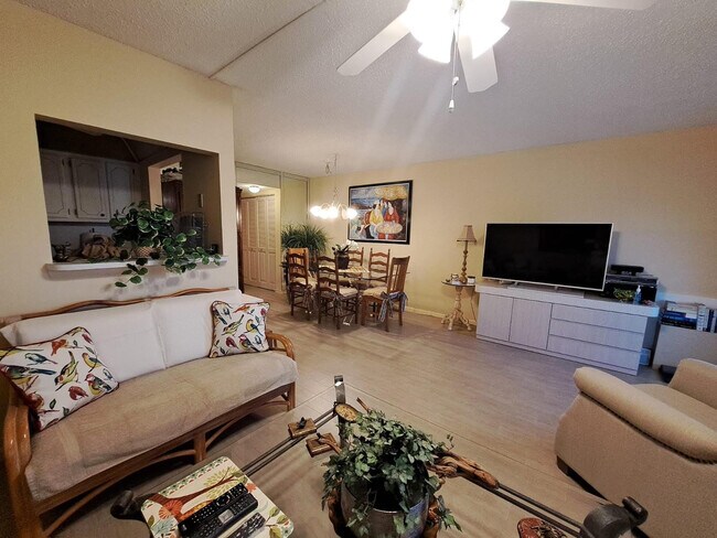 Photo - 336 Oakridge S Unit 336