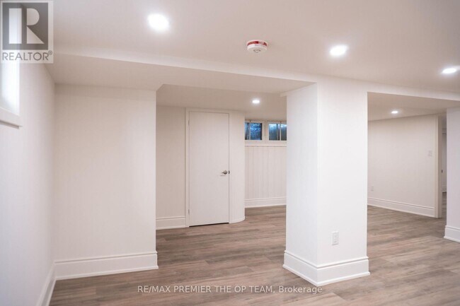 Photo - 148 Martin Grove Rd Unité Lower